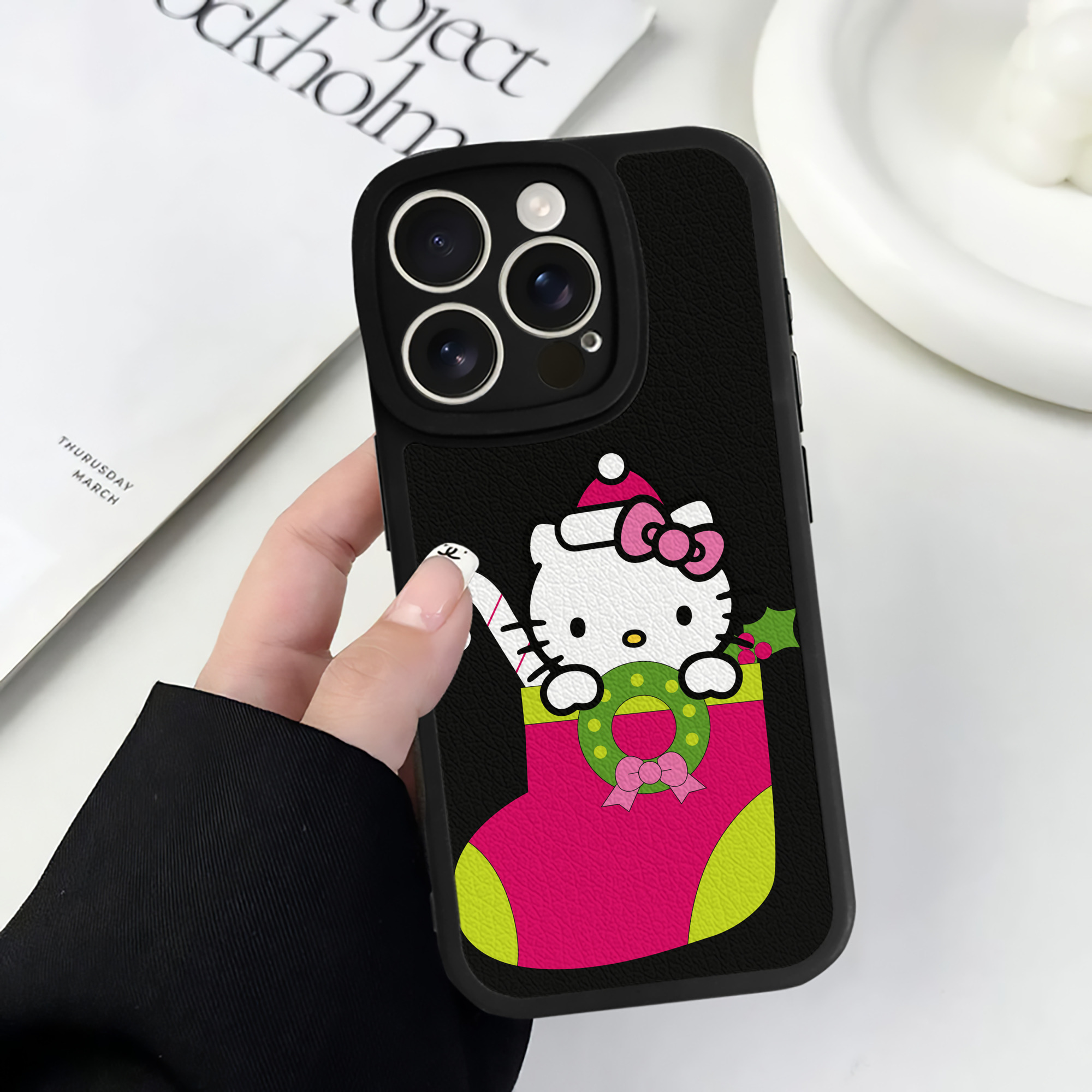 （画像用） Hello Kitty ハローキティ 【iPhone 16シリーズ対応】シリコンスマホケース（レザー調） 材質：シリコン